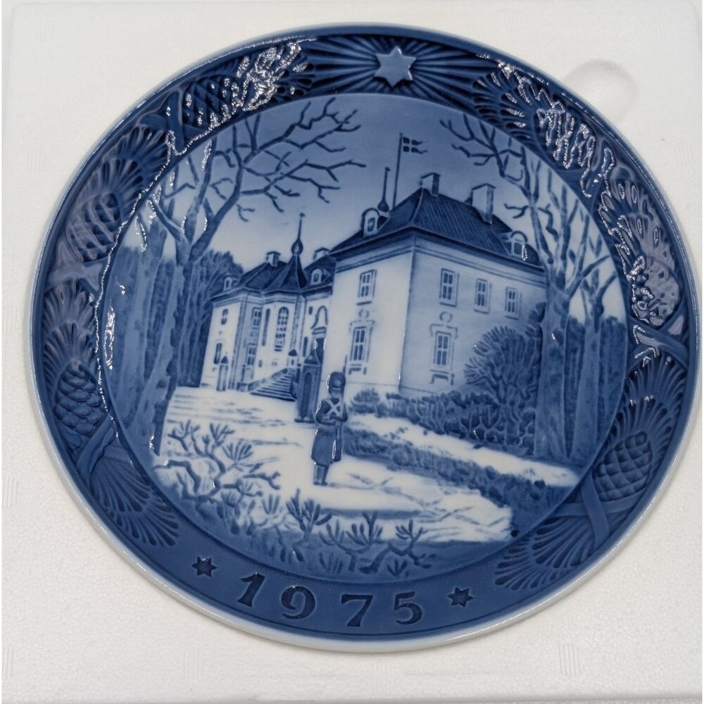 Royal Copenhagen 1975 Marselisborg Slot Collector Christmas Plate Denmark